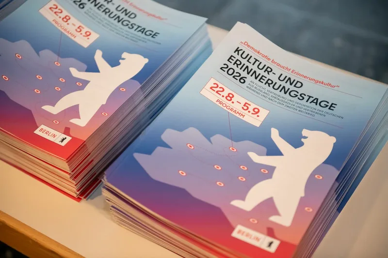 Gestapelte Programmhefte der Kultur- und Erinnerungstage 2026