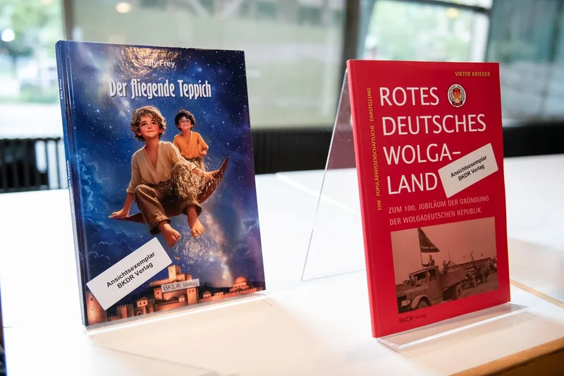 Verschiedene Informationsbroschüren auf einem Tisch ausgestellt