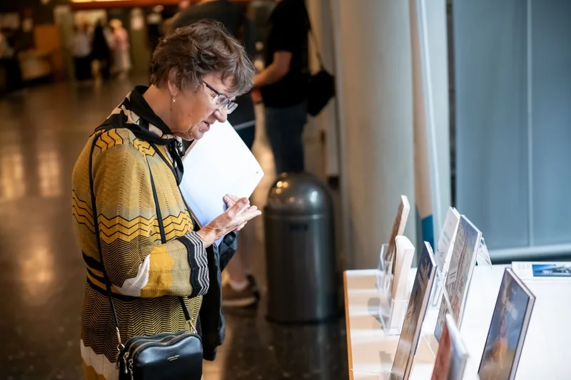 Besucherin studiert Materialien an der Informationsstelle