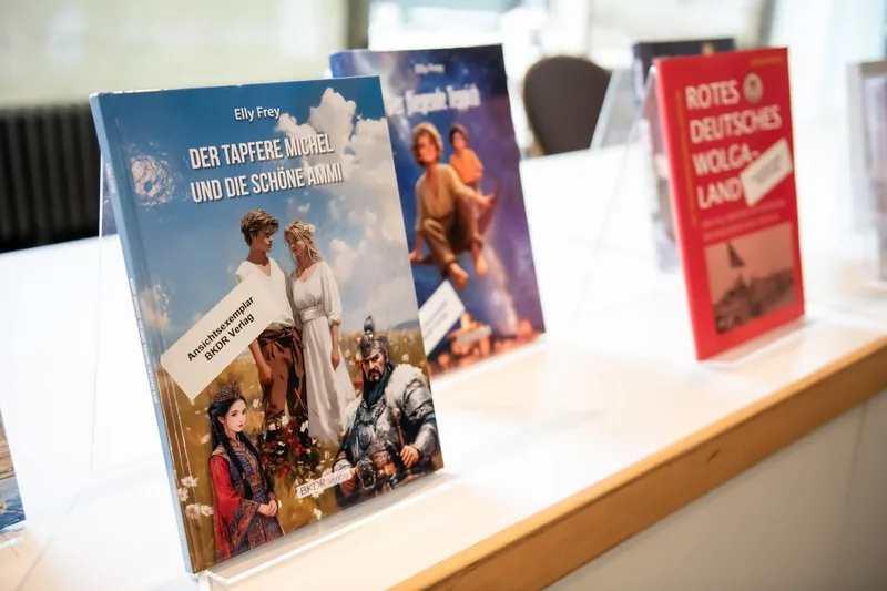 Informationsmaterialien und Bücher auf dem Tisch