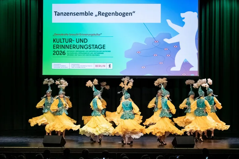 Tanzensemble "Regenbogen" in gelben Kostümen tanzt