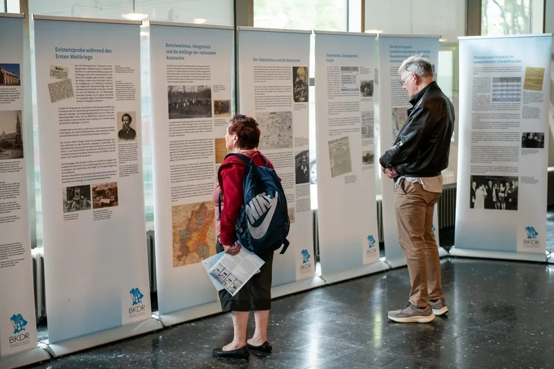 Gast studiert Ausstellungstafeln mit historischen Informationen