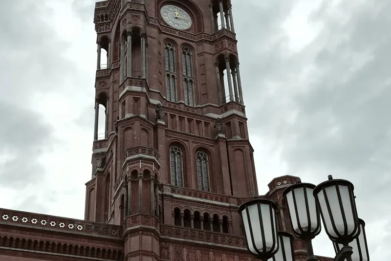 Der Turm des Roten Rathauses in Berlin