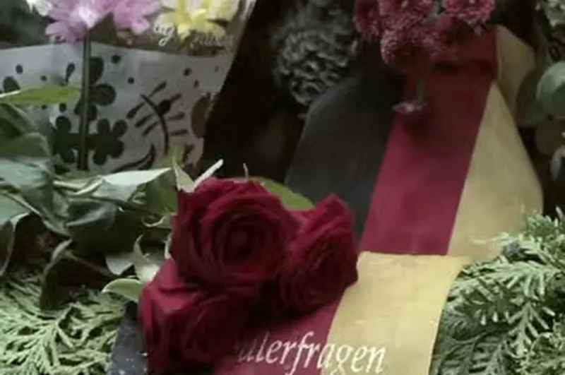 Mahnmal mit Kränzen auf dem Parkfriedhof Marzahn
