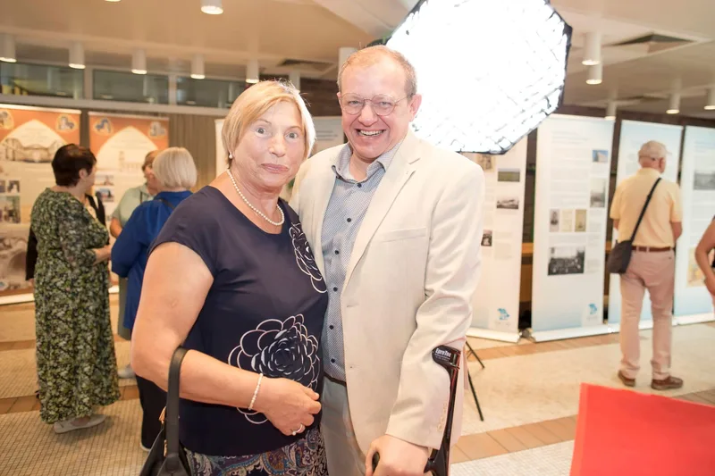 Zwei Gäste betrachten Ausstellungsstände im Foyer