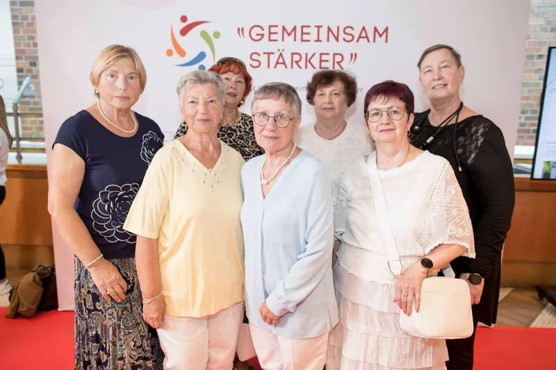 Sechs Gäste vor der Fotowand gruppiert