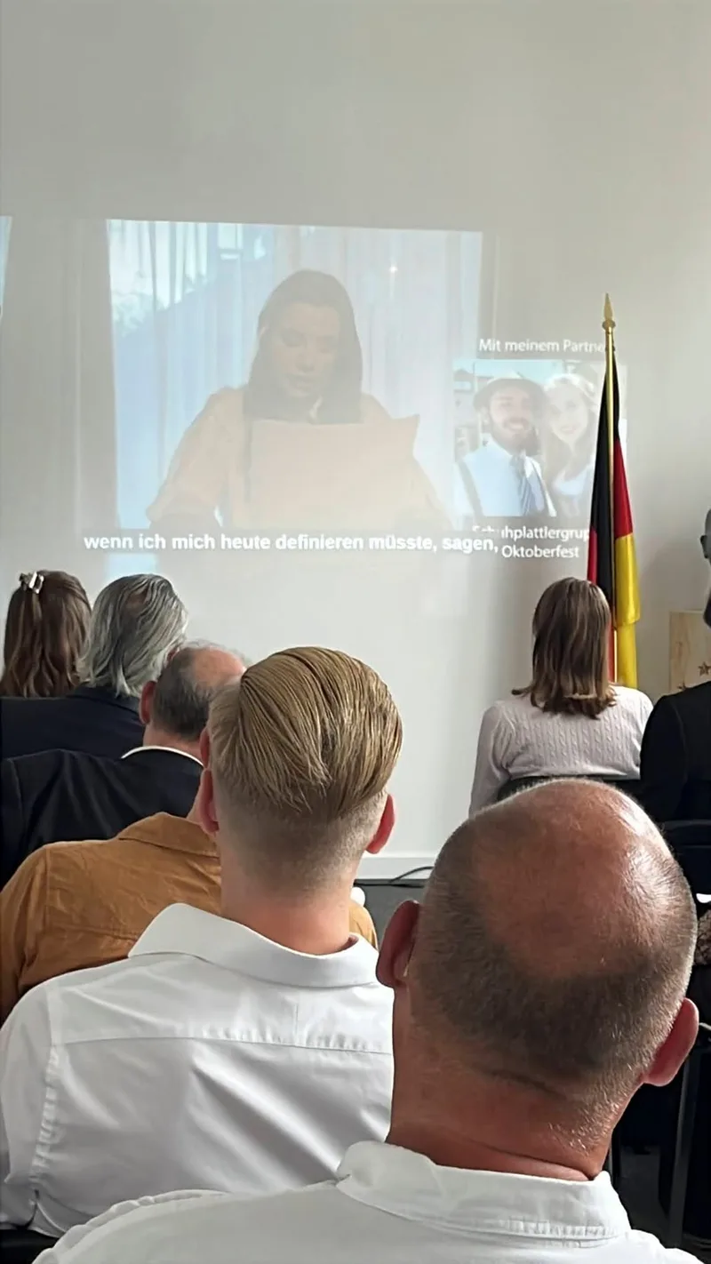 Publikum beobachtet Videopräsentation auf dem Bildschirm