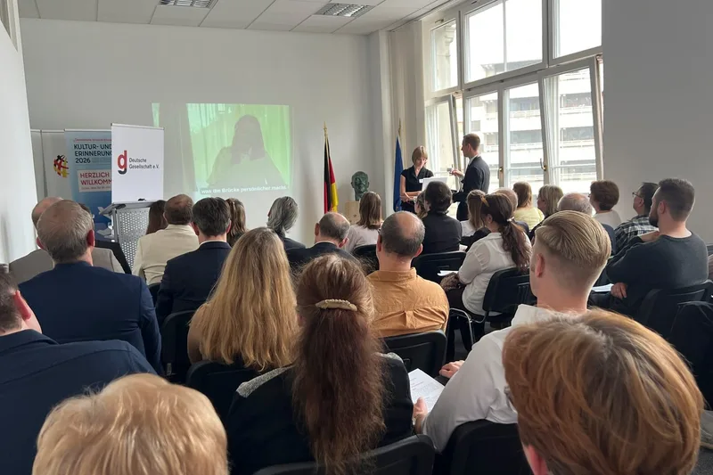 Das Publikum folgt einer Rede mit Videopräsentation