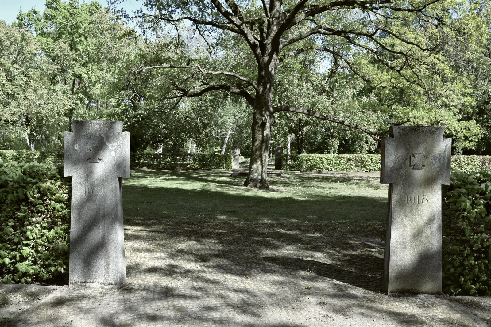 Gedenksteine im Ehrenhain des Parkfriedhofs Marzahn