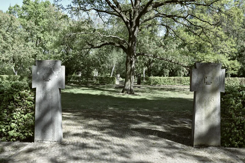 Gedenksteine im Ehrenhain des Parkfriedhofs Marzahn