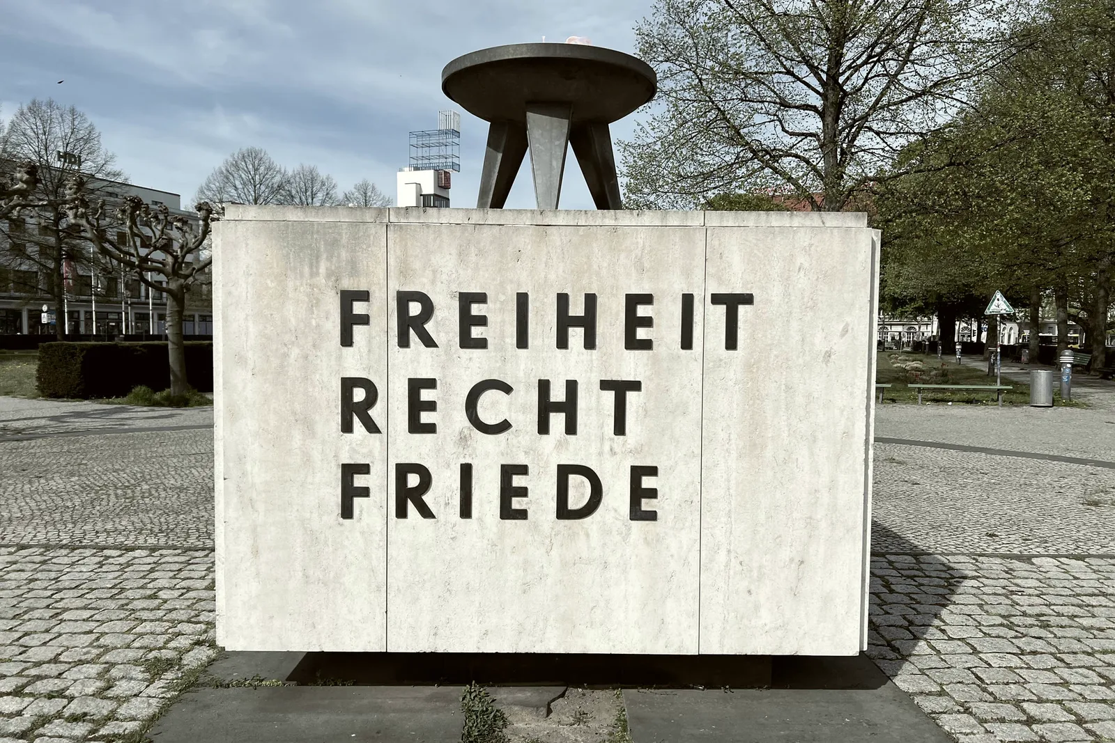 Das Mahnmal „Ewige Flamme“ am Theodor-Heuss-Platz mit der Inschrift Freiheit Recht Friede